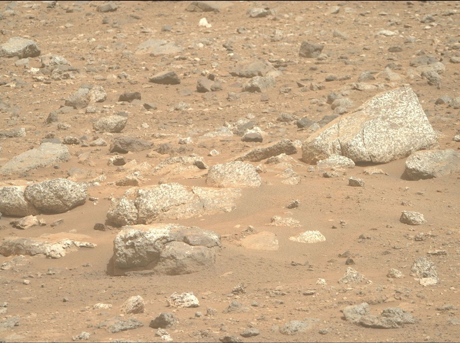 Light-toned boulders at Lac de Charmes beyond Jezero crater’s western rim, photographed by Perseverance’s Right Mastcam-Z.